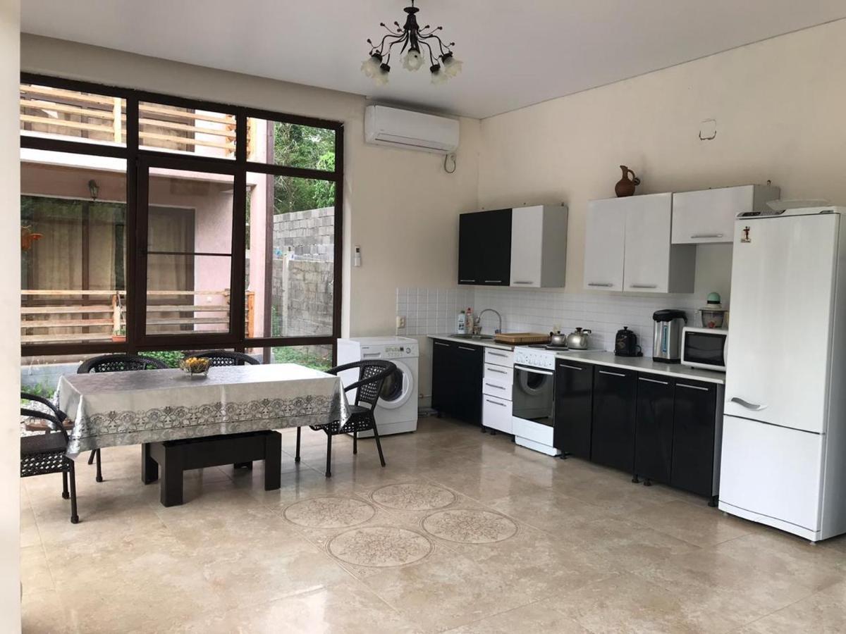 Гостевой Дом "Уют У Тумановых" Pitsunda Exterior foto
