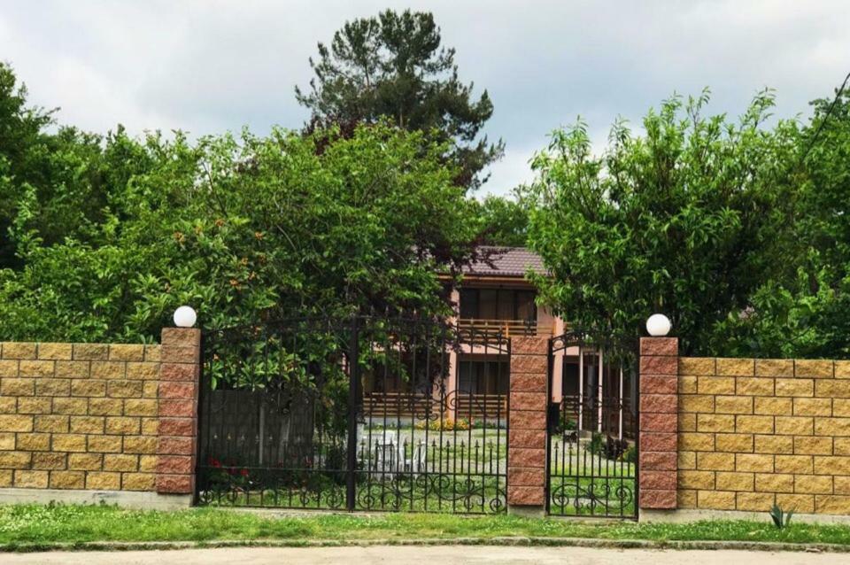 Гостевой Дом "Уют У Тумановых" Pitsunda Exterior foto
